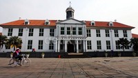 Seorang warga memanfaatkan kawasan Kota Tua untuk bermain sepeda.