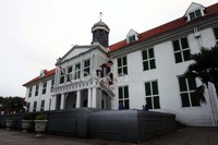 Selain sepeda, beberapa warga juga terlihat bermain skateboard di halaman Museum Fatahillah.