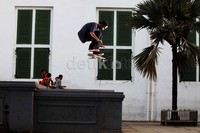 Seorang warga asyik bermain skateboard di halaman Museum Fatahillah.