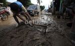 Warga Bersihkan Lumpur Sisa Banjir