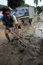 Warga Bersihkan Lumpur Sisa Banjir