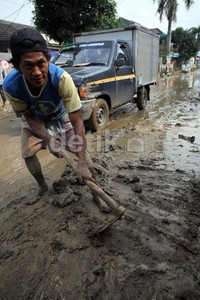 Seperti yang terlihat di blok terdepan persis di depan gapura selamat datang di Perumahan Pondok Gede Permai.