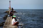 Asyiknya Memancing di Pinggir Laut