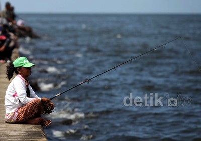 Asyiknya Memancing di Pinggir Laut