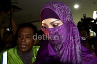 Istri Nazaruddin ini dinilai terbukti melakukan korupsi dalam proyek pengadaan dan pemasangan Pembangkit Listrik Tenaga Surya (PLTS). Ramses/detikFoto.