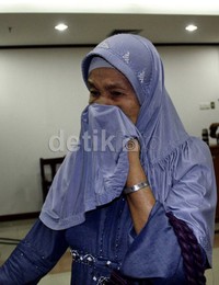Ibunda Neneng, Nurmaini menangis saat mendengar tuntutan 7 tahun penjara untuk anaknya. Ramses/detikFoto.