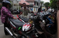 Pengedara sepeda motor memarkir kendaraannya di parkir On The Street kawasan Kebon Kacang, Jakarta Pusat.