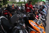 Setiap bulannya mereka menyetor uang perparkiran kepada UPT Parkir DKI Jakarta Rp 1,5 juta.