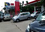 Korban Banjir Parkir Mobil di SPBU