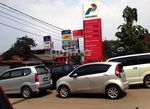 Korban Banjir Parkir Mobil di SPBU