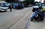 Korban Banjir Parkir Mobil di SPBU