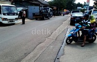 Puluhan mobil berbagai tipe dan merek diparkir di SPBU tersebut.