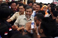 Para simpatisan berebut menyalami Ketua Dewan Pembina Partai Gerindra, Prabowo Subianto.