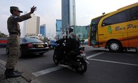 Seorang personel Satuan Polisi Pamong Praja (Satpol PP) DKI Jakarta mengatur lalu lintas di kawasan Bundaran Hotel Indonesia, Jakarta, Selasa (5/2/13).