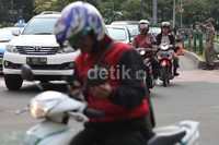 Shift kedua dari pukul 13.00 hingga pukul 19.00.