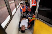 Sopir nahas tersebut tidak sadarkan diri usai mobilnya menabrak gerbang tol.