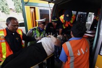 Sopir tersebut langsung dibawa ke rumah sakit oleh petugas medis dari pihak JORR.