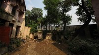 Tembok tersebut bersebelahan langsung dengan Kali Bekasi.
