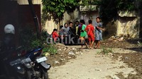Hujan deras dan banyaknya debit air di sungai yang menjadi pecahan sungai Cikeas dan Cileungsi itu akhirnya membanjiri pemukiman warga.