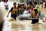 Warga Bantu Evakuasi Korban Banjir Bekasi