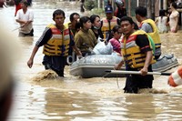 Berbagai LSM dan organisasi sosial turut membantu proses evakuasi korban banjir.