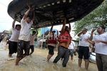 Warga Bantu Evakuasi Korban Banjir Bekasi
