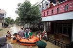 Warga Bantu Evakuasi Korban Banjir Bekasi
