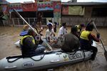 Warga Bantu Evakuasi Korban Banjir Bekasi