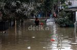 Warga Bantu Evakuasi Korban Banjir Bekasi