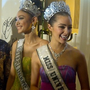 Miss Universe Ikut Resmikan BTS Cantik Indosat