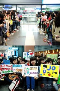 Para penggemar setia menunggu kedatangan para personel 'Running Man' di bandara Noi Bai, Hanoi. (kenh14.vn)