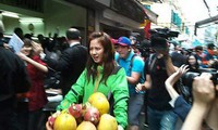 Ji Hyo tampak sedang menjalankan misinya. (via Running Man Cast)