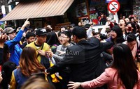 Gary diserbu para fans. (kenh14.vn)