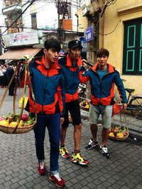 Kim Jong Kook, Lee Kwang Soo dan Lee Dong Wook masuk dalam team merah. (via Running Man Cast)