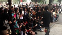 Lokasi syuting dipenuhi oleh para fans. (kenh14.vn)