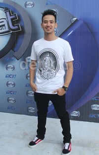 Tarra tampil casual dibalut kaus putih bergambar dan celana hitam. Gus Mun/detikHOT.