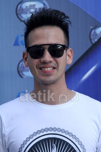 Kacamata hitam melengkapi gaya casual Tarra. Gus Mun/detikHOT.