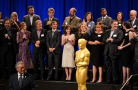 Aktris 'Les Miserables' Anne Hathaway terlihat sedang berbincang penuh canda pada para nominator. Alberto E. Rodriguez/Getty Images.