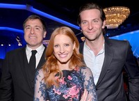 Senyum bahagia terpancar dari David O. Russell, Jessica Chastain dan Bradley Cooper. Alberto E. Rodriguez/Getty Images.