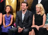 Aktris termuda dalam nominasi Quvenzhane Wallis berfoto bersama Bradley Cooper dan pemain 'The Impossible' Naomi Watts. Alberto E. Rodriguez/Getty Images.
