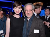 Anne Hathaway yang masuk dalam nominasi Best Supporting Actress berpose dengan sutradara 'Lincoln' Steven Spielberg. Alberto E. Rodriguez/Getty Images.