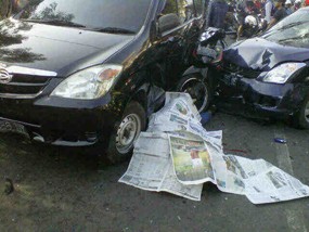 Sopir Nyetir Sambil Menelepon, Swift Tabrak 6 Kendaraan