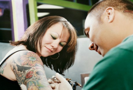 Tato di Dekat Tahi Lalat Bisa Picu Kanker Kulit?