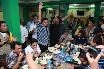 Anis Matta Kalah Lomba Makan Durian di Medan
