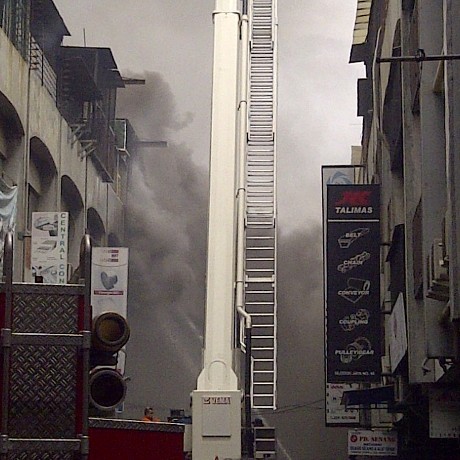 Asap Hitam & Menyengat Selimuti Kawasan Ruko Glodok Jaya