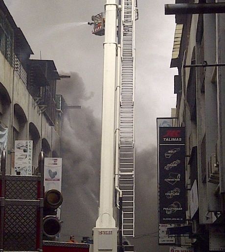 Kebakaran di Glodok Meluas, Kini Ada 8 Ruko yang Hangus