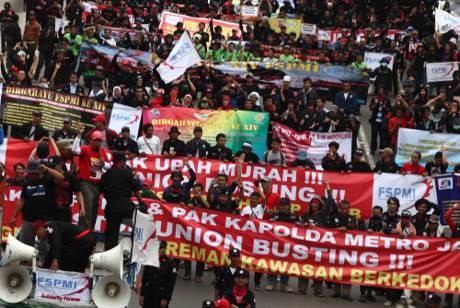 Puas Berdemo di Istana, Massa Buruh Bergerak ke DPR