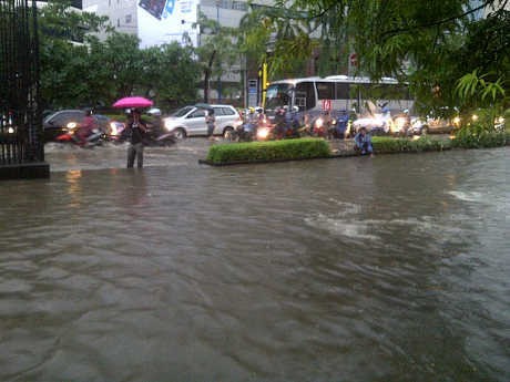 Kali Meluap, Jalur Lambat di Kuningan Terputus
