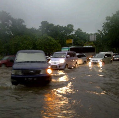 Bundaran Indosat Tergenang 15 Cm 