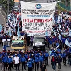 Pendemo dari Luar Jakarta Mendapat Pengawalan Polisi